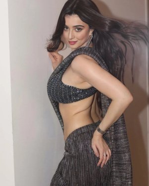 aaniasharmaa-20251006-0008