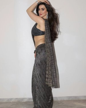 aaniasharmaa-20251006-0009